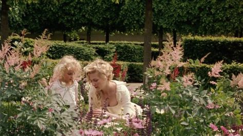 Marie Antoinette Garden, Marie Antoinette 2006, Interior Minimalista, Outdoors Tattoo, Formal Gardens, Small Bouquet, Sofia Coppola, Natural Garden, Cute Home Decor