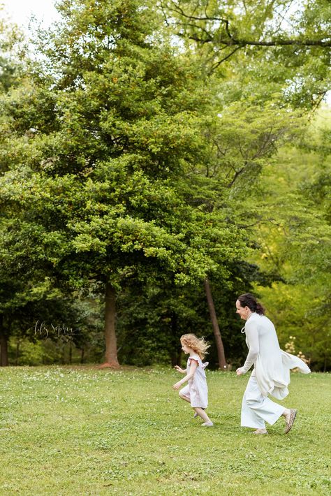 Mom and me photo shoot in a park near Atlanta with a Mother chasing her daughter as they play tag at sunset by Lily Sophia Photography near the Buford area of Atlanta, Georgia. Mommy And Me Park Photoshoot, Mother Playing With Child, Mom And Daughter Playing, Mom And Me Photos, Bags For College, Mommy And Me Photo Shoot, Solo Adventure, Mother Photos, Ideas Photoshoot