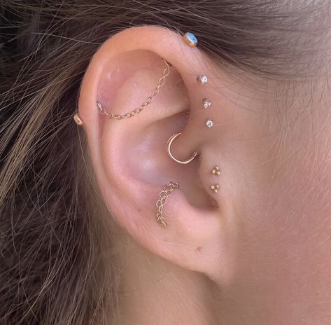 Different Piercings, Three Ear Piercings, Ear Peircings, Cool Ear Piercings, Pretty Ear Piercings, Cool Piercings, Cute Ear Piercings, Ear Style, Cute Piercings