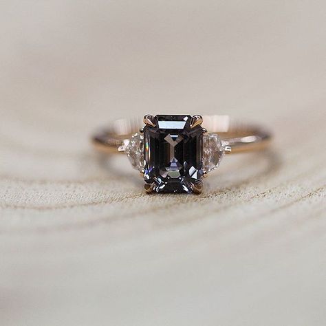 Feminine Elegance, Emerald Ring Gold, Spinel Ring, Put A Ring On It, Emerald Jewelry, Engagement Rings Sapphire, Fine Jewellery, Vintage Jewellery, Cute Jewelry