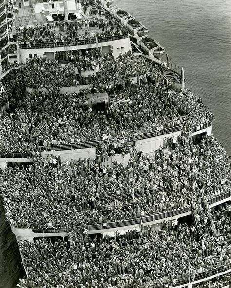 Soldiers Returning Home, Rare Historical Photos, New York Harbor, Wwii Photos, Freddy Mercury, Historia Universal, Nikola Tesla, American Soldiers, Interesting History