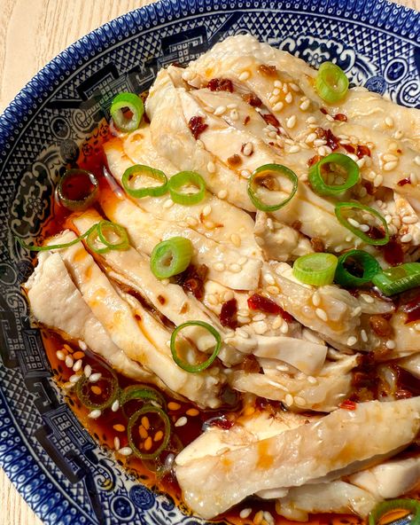 Spicy+Sichuan+Poached+Chicken Asian Poached Chicken, Poached Chicken Thighs, Poached Chicken Recipes, Sichuan Recipes, Asian Stir Fry, Easy Asian, Pineapple Chicken, Poached Chicken, Easy Asian Recipes