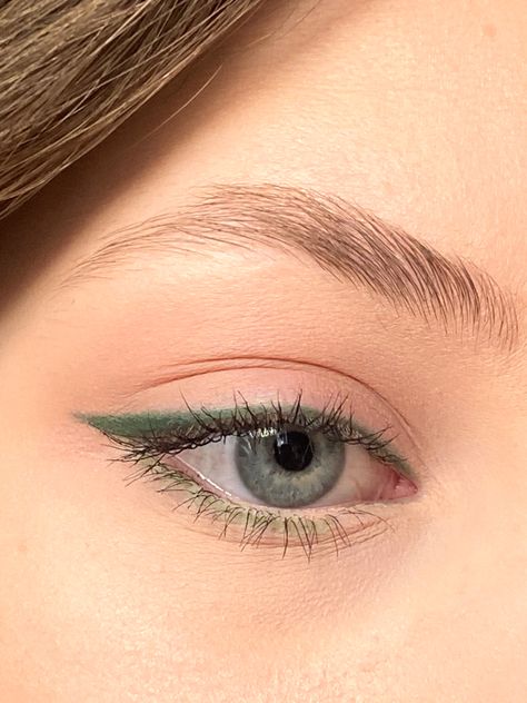 Blue Eyes Green Eyeliner, Simple Green Eye Makeup Natural, Simple Green Prom Makeup, Emerald Green Eye Makeup Simple, Simple Makeup Looks Green Eyes, Green Eyeshadow On Blue Eyes, Blue Eyeliner Green Eyes, Simple Green Eyeliner, Green Eyeliner Looks Simple