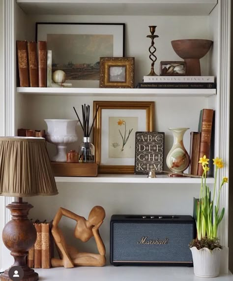 Shelf Decor Living Room, Styling Shelves, Bookcase Decor, Coffee Table Book, Bookshelf Decor, Shelf Design, Shelf Decor, House Inspiration, Pine Cones