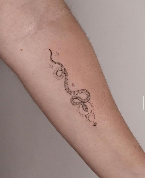 Minimal Snake Tattoo, Serpent Tattoo, Snake Tattoo Design, Muster Tattoos, Red Ink Tattoos, Tattoo Feminina, Discreet Tattoos, Dainty Tattoos, Best Tattoo Designs