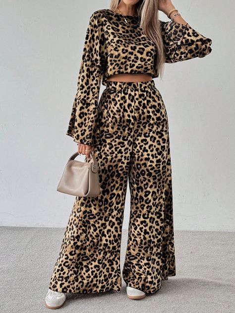 SHEIN LUNE 2 piezas Conjunto de parte superior tipo crop de manga larga y cuello redondo con estampado de leopardo y pantalones de pierna ancha para mujeres, primavera veranoHe descubierto los artículos más increíbles en SHEIN.com, ¡ve y echa un vistazo! Long Sleeve Denim Jacket, Cropped Pullover, Pantalon Large, Print Crop Tops, Casual Sets, Outfit Casual, Two Piece Outfit, Primavera Estate, Long Sleeve Crop Top