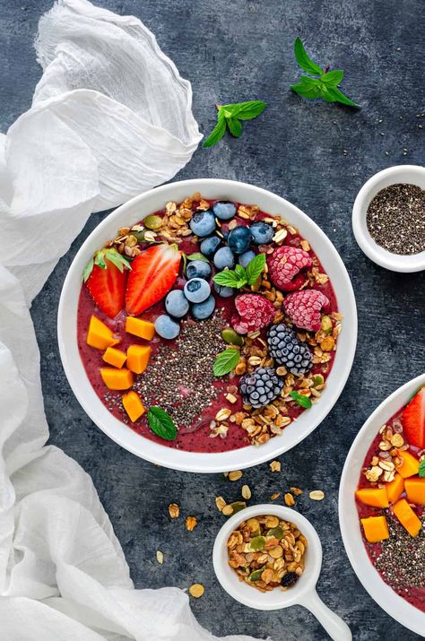 As healthy as they are Instagram-worthy, these Smoothie Bowls are fast to make and a delight to eat. They also happen to be vegan, gluten free and absolutely brimming with nutrients, making them a perfect breakfast or snack for just about any diet. Aesthetic Smoothie Bowl Recipes, Asthetic Smoothies Bowl, Smoothie Bowl Colorful, Smoothie Bowl Toppings, Smoothie Bowl Berry, Mixed Berry Smoothie Bowl, Frozen Fruit Smoothie, Festival Food, Smoothies Recipes