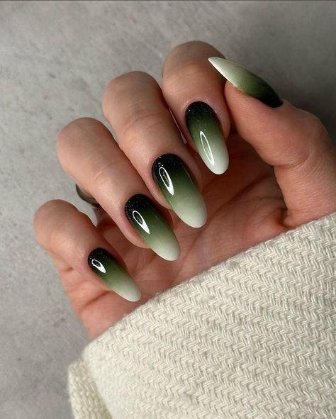 Dark Green Ombre Acrylic Nails, Dark Green Nails Ombre, Dark Green Nails Designs Short, Green And White Ombre Nails, Deep Green Nails Designs, Green Ombre Nail Designs, Ombre Green Nails, Dark Green Nails Designs, Green And Black Nails