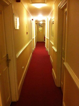 Pembridge Palace Hotel, London Picture: Hallway, typical old apartment building - Old Hotel Hallway, Picture Hallway, Corridor Apartment, Condo Hallway, Apartment Building Hallway, Old Apartment Building, Apartment Corridor, Boys Dorm Room, Lighting Hallway