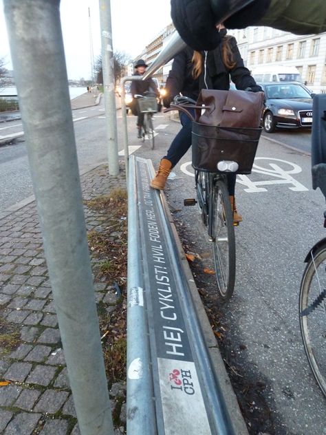 Copenhagen shows us forward thinking in cycling infrastructure. Bike Infrastructure, Urban Landscaping, Cycling City, Eco City, Wayfinding Design, Bike Safety, Commuter Bicycle, Sustainable City, Bike Route