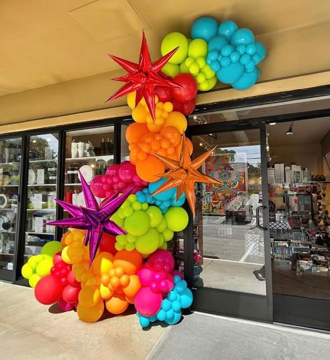 【Mexican Balloon Arch Kit】 The following includes 152 different sizes of 5" 10" 12" 18" balloons, we chose Hot Pink Red Yellow Orange Blue green balloons as the theme palette, and added a variety of foil starburst balloons and glue dots Hinge set lets you create a cheerful, energetic atmosphere 【100% Reliable Color 】 We insist on 100% real photography Providing True Color of every single balloons, what you have to do is trust your color inspiration and idea. Reliable Consistent Color Balloons to Make your Party Décor Perfect. 【For many occasions】 This tropical Mexico themed balloon set is suitable for many decoration scenes. Such as baby showers, Halloween， birthday parties, graduations, anniversaries, summer parties, bachelorette parties, etc. 【Easy to Assemble With Tutorials 】Our balloon Themed Balloon Garland, Green Balloons, Mexican Fiesta Party, Grad Party Decorations, Garland Arch, Green Balloon, Fiesta Baby Shower, Baby Shower Party Supplies, Balloon Backdrop