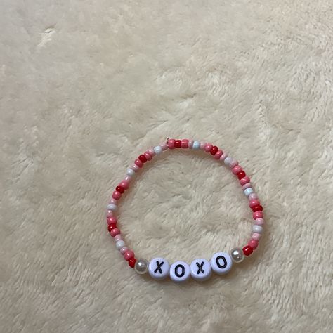 Xoxo Beaded Bracelet, Xoxo Bracelet, Bracket Ideas, Pulseras Ideas, Pulseras Kandi, Makey Makey, Beaded Diy, Bracelet With Beads, Preppy Bracelets