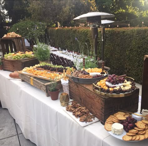 Tuscan wedding appetizer styling ideas. Use of vintage crates, wooden and marble cheeseboards, fresh potted lavender for more organic touches. Wedding Appetizer Display, Simple Food Table Decor, Veggie Wedding Food, Catering Decorations Buffet Tables, Food Display For Wedding, Bbq Wedding Buffet, Wedding Appetizers Table, Italian Wedding Appetizers, Tuscan Wedding Dessert Table