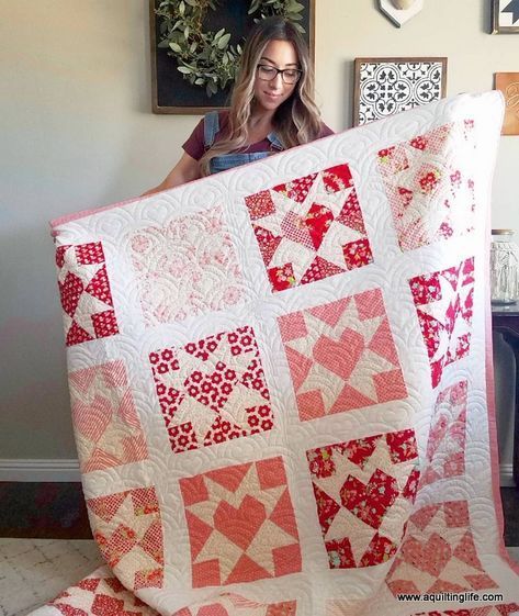 Gigi's Thimble: 15 lovely heart quilt patterns [friday favorites] Block Quilt Ideas, Heart Quilt Pattern, Red And White Quilts, Heart Projects, Block Quilt, Valentine Projects, Holiday Quilts, Red Quilts, My Funny Valentine