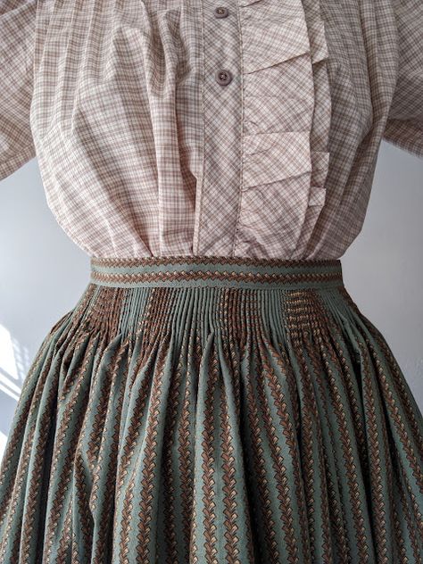 Pour La Victoire Cartridge Pleats, Victorian Skirt, Apron Tutorial, Plaid Wool Skirt, Tap Pants, Project List, Gibson Girl, Girls Blouse, Diy Sewing Clothes