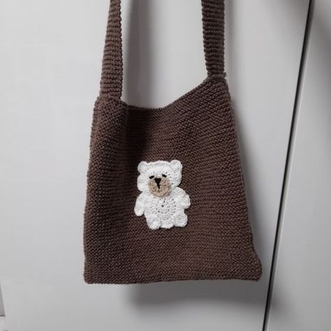 teddy bear knitted tote bag crochet bag aesthetic #crochetbagaesthetic #crochet #crochetbag #crochetbags 2.545 Crochet Teddy Bear Bag, Crochet Athestic, Bear Bag Crochet, Knitted Bags Aesthetic, Brown Crochet Ideas, Brown Crochet Tote Bag, Crochet Bear Bag, Cute Crochet Tote Bag, Crochet Bag Brown