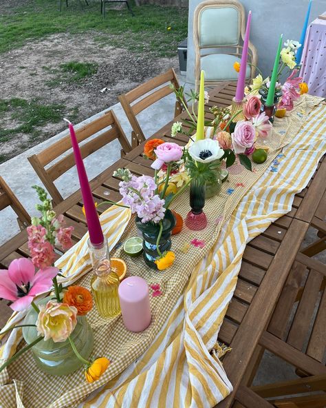 💜💜💜 Summer Brunch Decor, Brunch Outside Table Settings, Summer Theme Aesthetic, Flowers On Table Aesthetic, Dinner Decoration Ideas Table Birthday, Brunch Party Table Setting, Summer Party Table Decor, Table Setting Themes, Birthday Brunch Decor