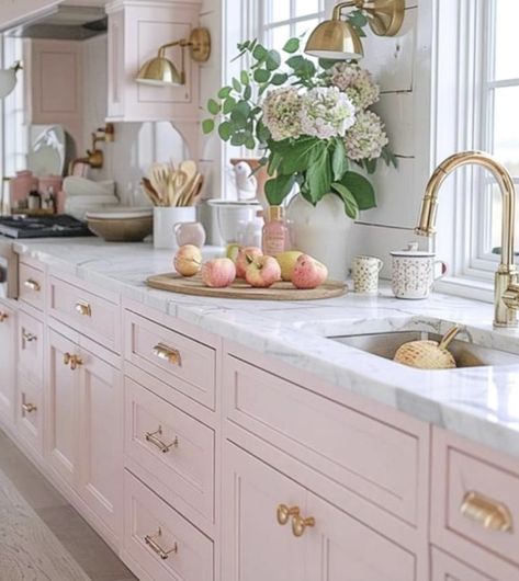 Pink Kitchen Cabinets, Pink Kitchen Designs, Pink Cabinets, Kitchen Cabinet Color Ideas, Rose Gold Kitchen, Kabinet Dapur, Pink Stuff, Casa Vintage, Gold Kitchen