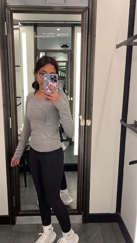 Grey Lulu Shirt Outfit, Black Lululemon Shirt Outfit, Lululemon Long Sleeve Outfit, Basic Lululemon Girl, Swiftly Tech Long Sleeve Outfit, Lululemon Girl Aesthetic, School Gym Outfits, Lululemon Outfit Fashion, Preppy Lululemon