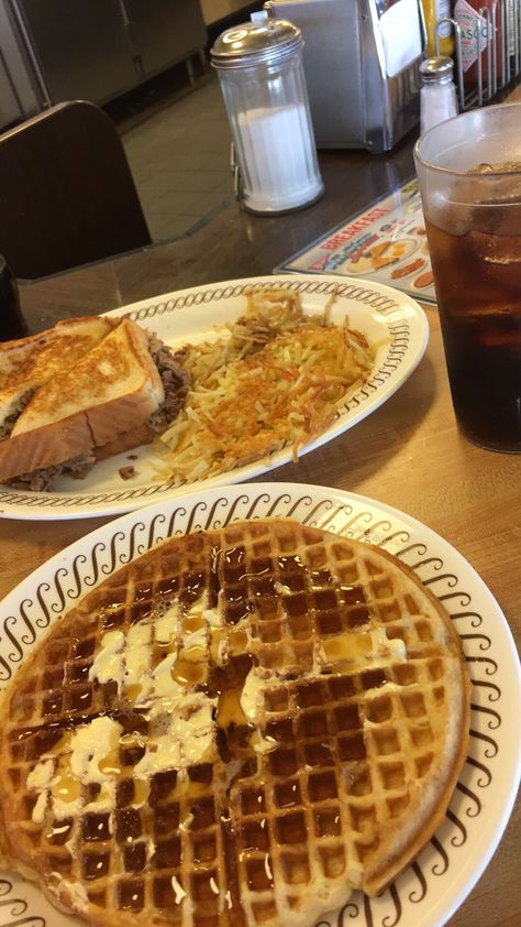 Late Night Waffle House Aesthetic, Waffle House Sandwich, Waffle House Pancake Recipe, Waffle House Food, Waffle House Aesthetic, Waffle House Waffles, Waffles Aesthetic, Dorm Food, Waffle House