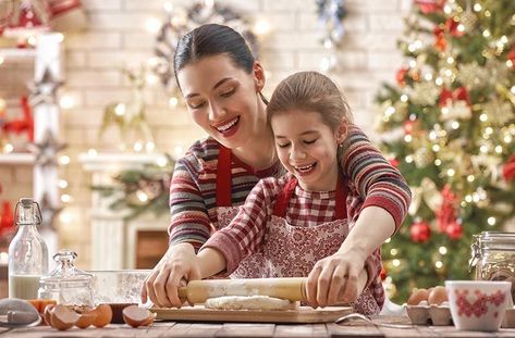 Making Cookies Photoshoot, Christmas Family Cooking Photography, Baking Christmas Card Photo, Christmas Baking Photoshoot Kids, Baking Christmas Cookies Photo Shoot, Christmas Cookies Photoshoot, Christmas Baking Photoshoot, Mother And Daughter Cooking, Kitchen Shoot