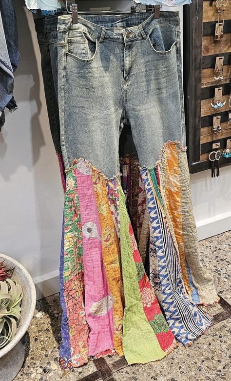 Diy Hippy Pants, Jeans With Crochet Ideas, Turn Jeans Into Bell Bottoms, Easy Sew Pants, Upsizing Jeans, Boho Jeans Outfit, Upcycling Jeans Ideas, Quilted Outfit, Diy Bell Bottom Jeans