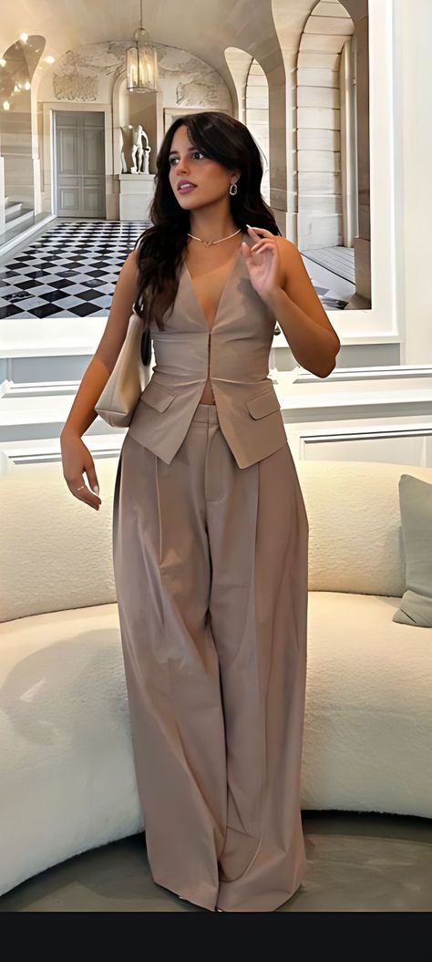 Monochromatic Color Outfit, Classy Pantsuits For Women, Nude Outfits For Black Women, Silk Two Piece Outfit, Buisness Attire, London Chic, Night Dinner Outfit, Outfit Ideas Modest, Neutral Color Outfits