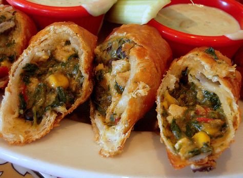 southwestern egg rolls a la Chili's Chilis Restaurant Recipes, Southwest Eggrolls, Chilis Copycat Recipes, Chilies Restaurant, Southwestern Egg Rolls, Egg Roll Recipe, Dip Sauce, Egg Roll Recipes, Dipping Sauces