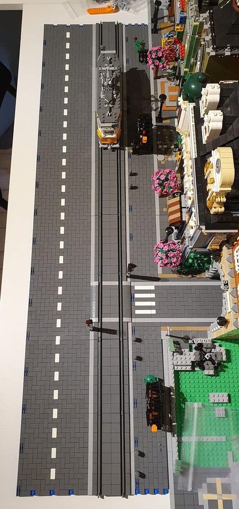 Small Lego City Layout, Lego Parking Garage, Lego Road Ideas, Lego Town Ideas, Lego City Layout, Lego City Ideas, Lego City Display, Lego Landscape, Lego Road