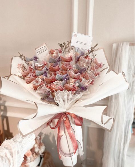 Flower Bouquet Money, Bouquet Snack Aesthetic, Money Bucket Flower, Money Bouquet For Men, Snack Bouquet Ideas, Money Bouquet Aesthetic, Money Buket, Money Bouquet Ideas, Bucket Uang