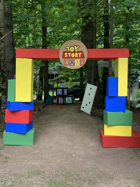 Toy Story Party Entrance, Toy Story Fringe Backdrop, Toy Story Cardboard Diy, Toy Story Outdoor Decorations, Toy Story Halloween Decorations Diy, Backyard Toy Story Party, Toy Themed Party, Toy Story Background Party Ideas, Toy Story Pinata Diy