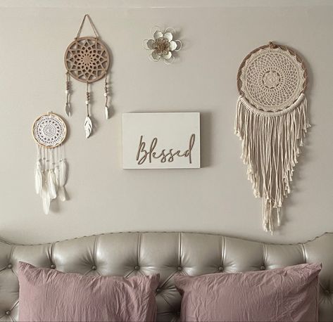 Over The Bed Dream Catcher, Dream Catcher Living Room Decor, Dream Catcher In Room, Dream Catcher Room Ideas, Dream Catcher Bedroom Ideas, Dream Catcher Room Ideas Bedrooms, Dream Catcher In Bedroom, Dream Catcher Room Decor, Dreamcatcher Bedroom