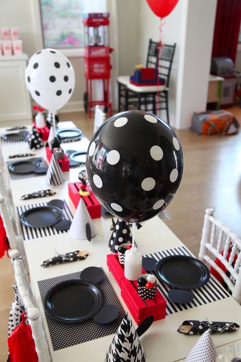 Bolo Do Mickey Mouse, Mickey Mouse Party Decorations, Γενέθλια Mickey Mouse, Décoration Baby Shower, Mickey Mouse Birthday Decorations, Mickey 1st Birthdays, Mickey Mouse Themed Birthday Party, Fiesta Mickey Mouse, Mickey Mouse Baby Shower