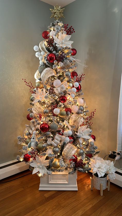 Elegant Red And White Christmas Tree, Red Gold Silver White Christmas Tree, White Tree With Red Decorations, Gold Red White Christmas Tree, White Flocked Christmas Tree Ideas Red, Gold White Red Christmas Tree, Christmas Decor Ideas White And Red, Neutral And Red Christmas Tree, White Silver And Red Christmas Tree