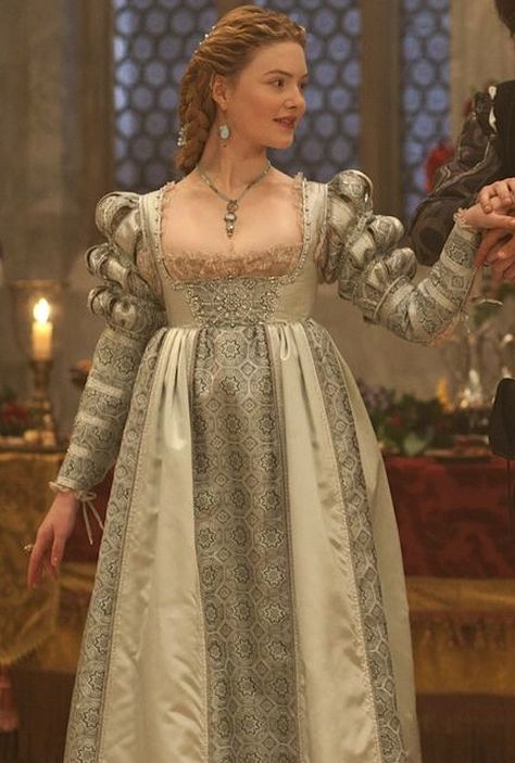 Historical Gowns, Tudor Fashion, Holliday Grainger, Medieval Princess, The Borgias, Old Dresses, Medieval Dress, Medieval Clothing, Dress Aesthetic