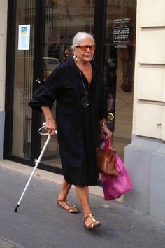 #StyleTips #StyleErrors #FashionFauxPas #StyleOverhaul #FashionDonts #OutfitBlunders #AvoidFashionMistakes Style At A Certain Age, Capture The Moment, Older Women Fashion, Advanced Style, Ageless Style, Old Woman, Fashion People, Fashion Mistakes, Style Mistakes