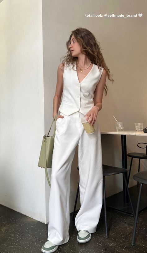 Waistcoat Outfit Women, White Vest Outfit, Waistcoat Outfit, White Outfits For Women, Outfit Elegantes, Classy Summer Outfits, Set Outfits, Classy Work Outfits, Graduation Outfit