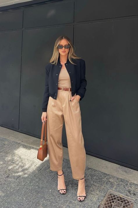 Outfit Elegantes, Look Office, Pants With Belt, Work Fits, Outfit Primavera, Casual Outfit Inspiration, Tan Pants, Womens Business Casual, Elegante Casual