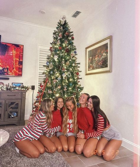 Christmas Pj Photoshoot Friends, Cute Christmas Pics With Friends, Christmas Friend Photoshoot, Pictures Ideas With Friends, Cute Pictures Ideas, Christmas Pictures Friends, Sorority Photoshoot, Winter Vision Board, Cute Christmas Pajamas