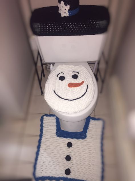 Free Crochet Snowman Bathroom Pattern – Emvy16designs Crochet Bathroom, Tunisian Crochet Blanket, Christmas Bathroom Sets, Crochet Newborn Hat, Crochet Boot Cuffs, Free Pattern Crochet, Christmas Crochet Pattern, Crochet Snowman, Crochet Xmas