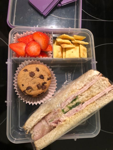 Turkey And Cheese Sandwich, Chips Sandwich, Kids Lunch Box Meals, School Lunch Recipes, Healthy Lunch Snacks, Meal Prep Snacks, Turkey Sandwich, Work Meals, Delicacy Food