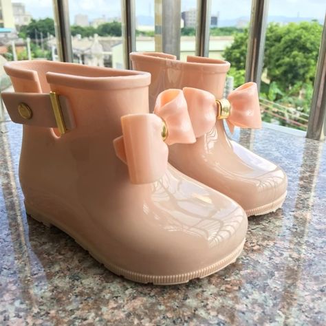 $6.46  26％ Off | 2022 New Children Rain Boots For Girls Toddlers Kids Rain Shoes Soft PVC Jelly Boots With Bow-knot Cute Water-proof Rain Boots Jelly Boots, Girls Rain Boots, Boots For Girls, Kids Rain Boots, Kids Rain, Rain Shoes, Rain Gear, Shoes Soft, Rubber Shoes