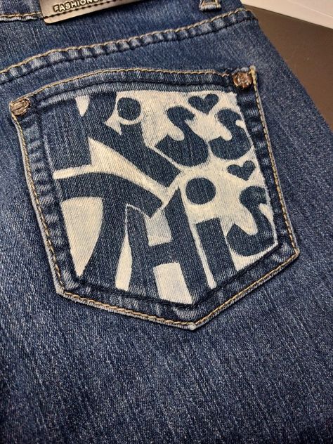 custom jeans Words On Jeans, Aesthetic Painted Jeans, Jean Painting Ideas Pocket, Bleach Pants Design, Bleach Jeans Design, Bleach Art Jeans, Bleach Clothes Diy, Bleach Designs On Jeans, Custom Pants Ideas