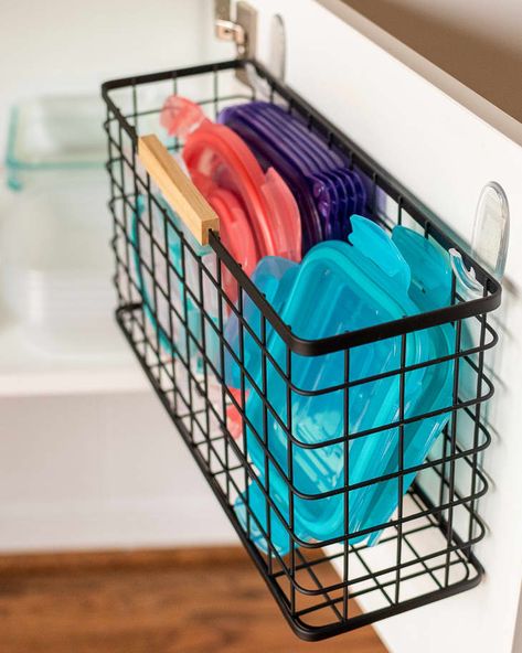 Tupperware Organizing, Tupperware Storage, Kitchen Storage Hacks, Kitchen Organization Diy, Organisation Hacks, Ways To Organize, Kitchen Hacks Organization, Diy Kitchen Storage, Home Organisation