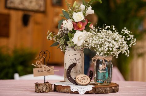 Amazing rustic country style wedding in a barn with cute details and elegant decorations Western Centerpieces, Wedding In A Barn, Country Wedding Centerpieces, Western Wedding Decorations, Country Wedding Reception, Elegant Decorations, Rustic Wedding Chic, Country Style Wedding, Cowboy Wedding