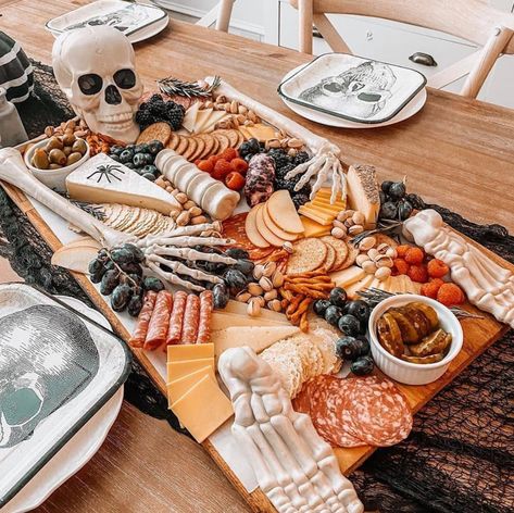 How to make skeleton themed charcuterie boards for Halloween. Halloween Party Serving Ideas, Halloween Catering Display, Halloweenchacutery Board Ideas, Charcuterie Skelton, Halloween Themed 60th Birthday, Large Halloween Charcuterie Board, Halloween Party Food Table Display, Fall Halloween Charcuterie Board, Halloween Meat And Cheese Board