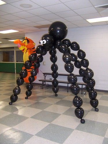 Spider Balloon Arch, Balloon Halloween Decor, Balloon Spiders Halloween, School Halloween Dance Decorations, Halloween Dance Decorations School, Balloon Arch Halloween, Halloween Balloon Arches, Halloween Ballon Arc, Halloween Party Entrance