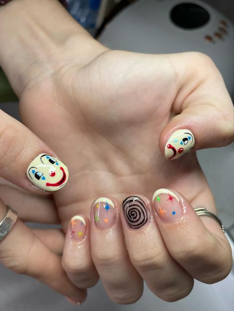 Clown Inspired Nails, Short Clown Nails, Short Crazy Nails, Kid Core Nails, Weirdcore Nails, Weird Nail Ideas, Short Nails Halloween, Short Funky Nails, Clown Nail Art