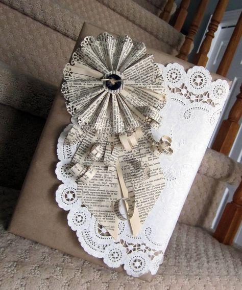 Newspaper Gift Wrapping Ideas, Newspaper Gift Wrapping, Gift Wrapping Ideas Creative, Old Dictionary Pages, Christmas Wrapping Ideas, Newspaper Bags, Newspaper Gift, Old Book Crafts, Paper Rosettes