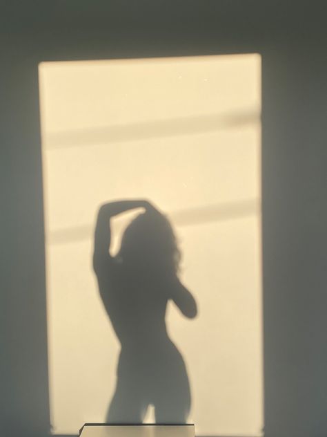 Moving Body Aesthetic, Body Shadow, Thor Girl, Aesthetic Shadow, Sun Silhouette, Sun Morning, Body Silhouette, Sun Shadow, Shadow Silhouette